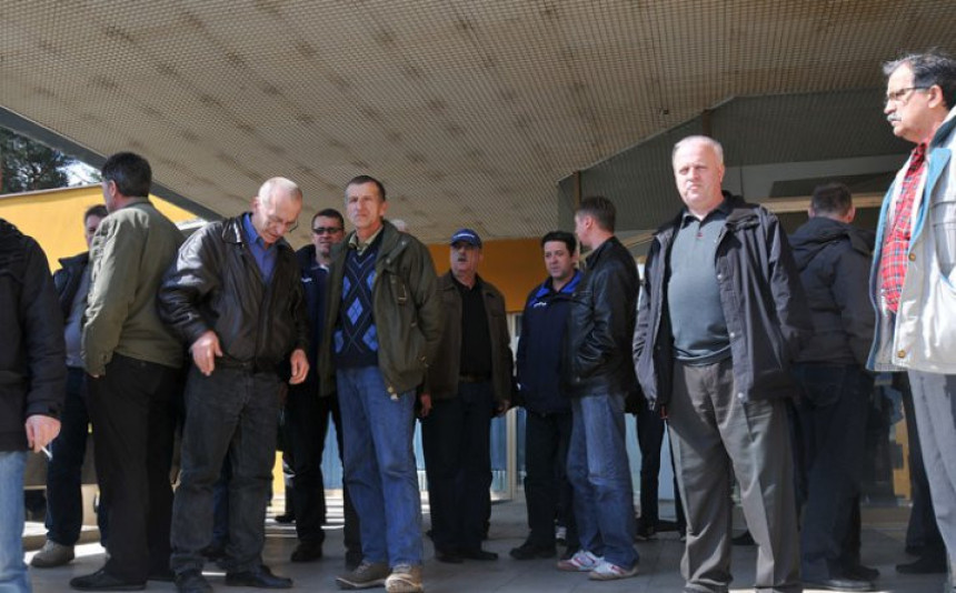 Radnici "Pretisa" pred zgradom Vlade FBiH