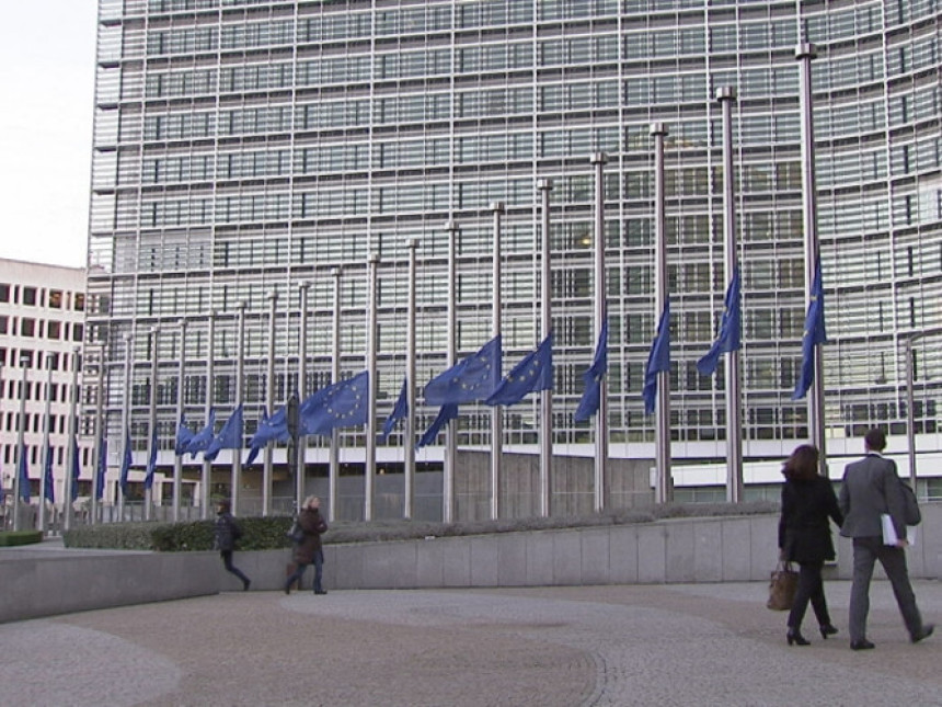 Zastave EU spuštene su na pola koplja