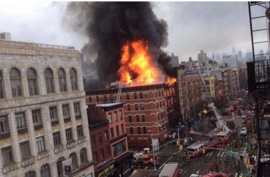 Срушила се запаљена зграда у Њујорку