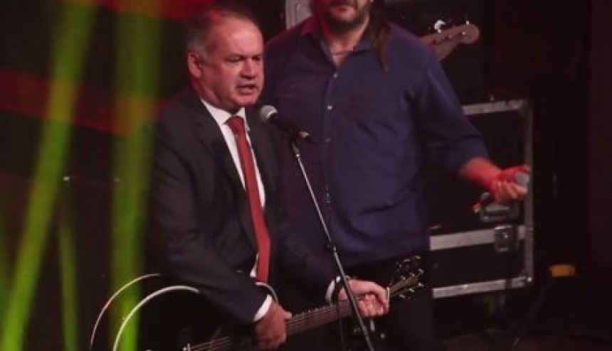 Slovački predsjednik pjeva i svira 
