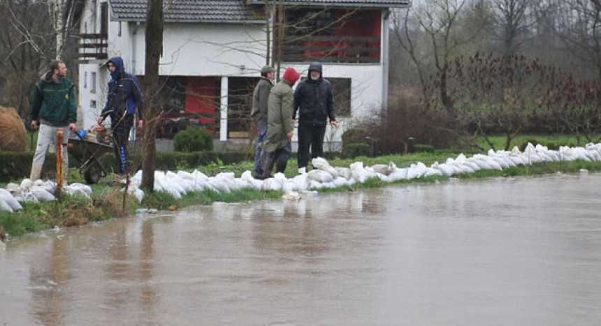 Vanredna odbrana od poplava u tri okruga