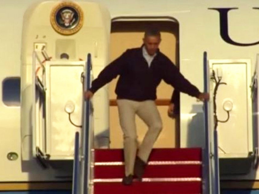 Predsjednik Obama umalo ispao iz aviona