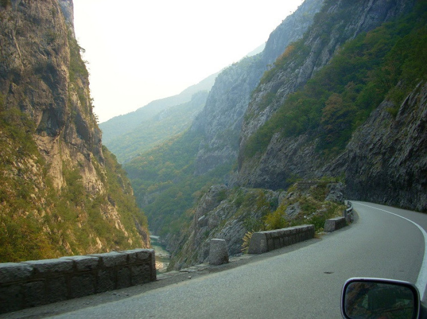 Уклета љепота кањона Мораче "гута" животе