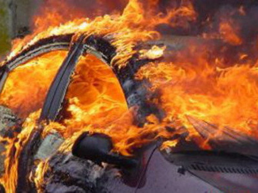 Zapaljen automobil