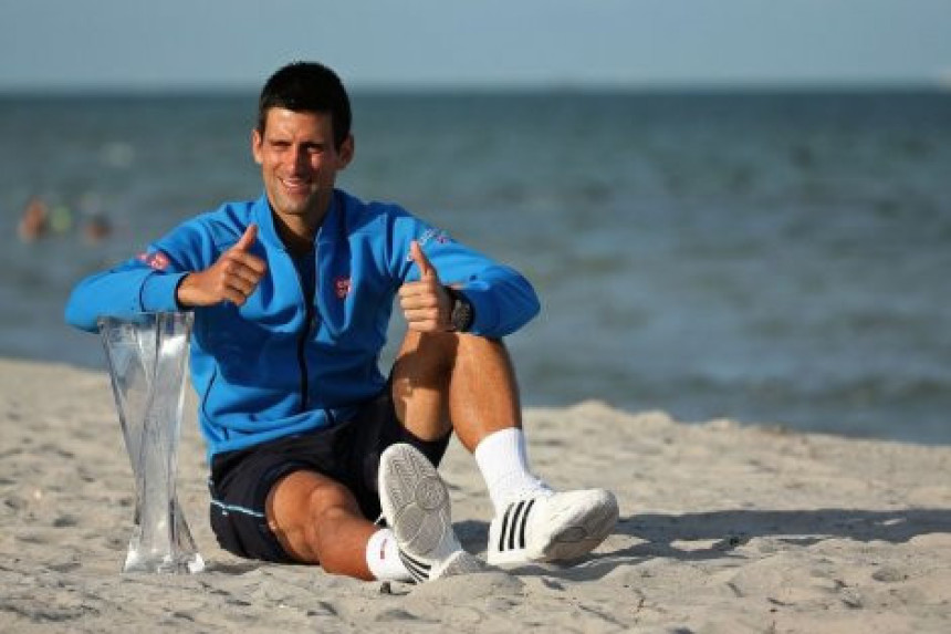 Nole ''prošetao'' trofej ispred Marijeve kuće!