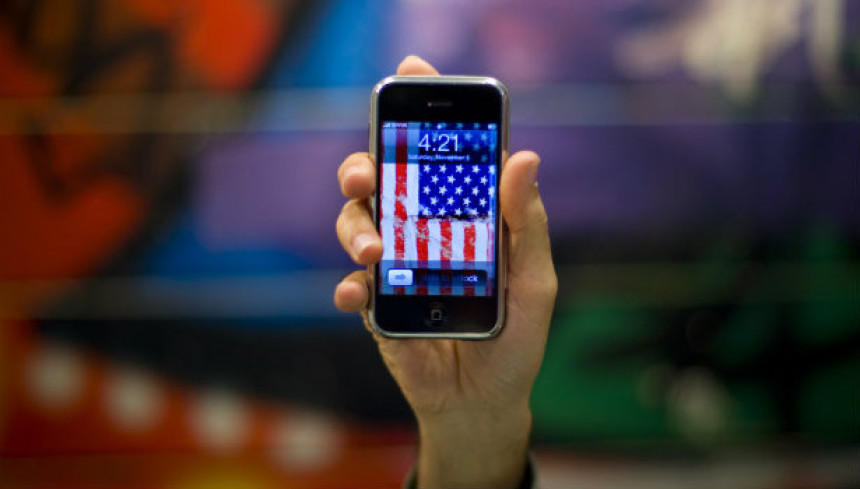 Половина Американаца "не може да живи" без смартфона
