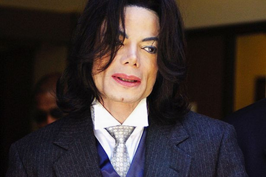 Мушкарци оптужили Мајкла Џексона