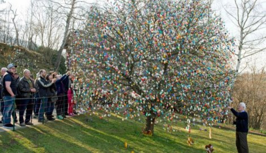 Украсили дрво са 10.000 васкршњих јаја