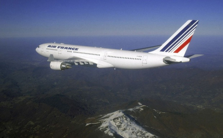 Париз: Након узбуне, авион безбједно слетио