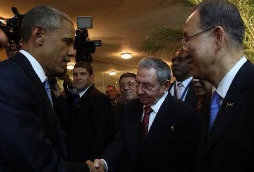 Историјско руковање Обаме и Кастра