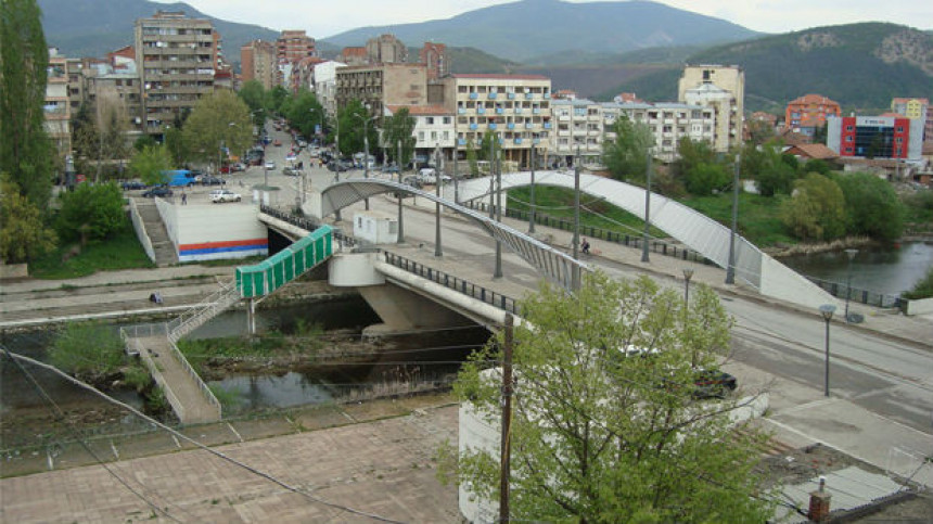 У Косовској Митровици, рањена два младића