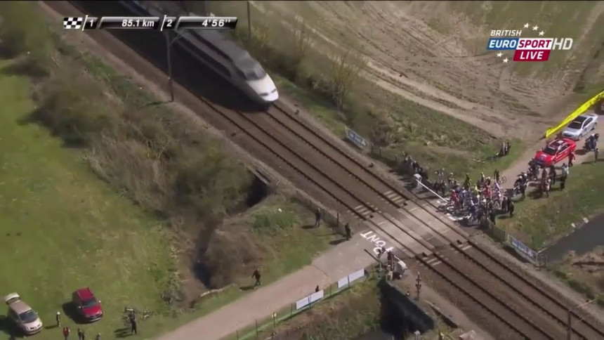 Video: Biciklisti zamalo izginuli od voza!