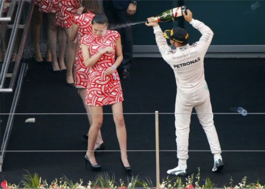 Hamilton šampanjcem bahato prskao hostesu