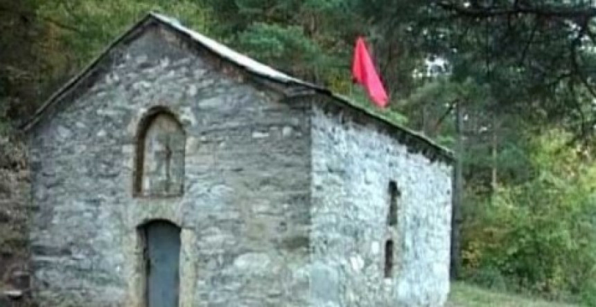Албанска застава на српској цркви 