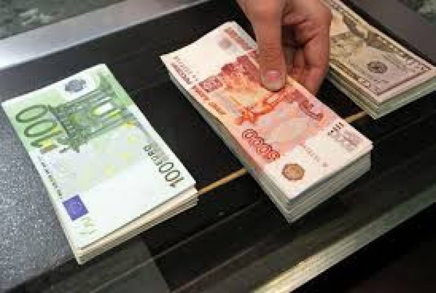 Pred ruskom rubljom padaju i dolar i evro