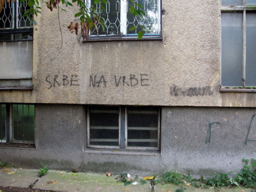 "Srbe na vrbe" na zgradi na Grbavici