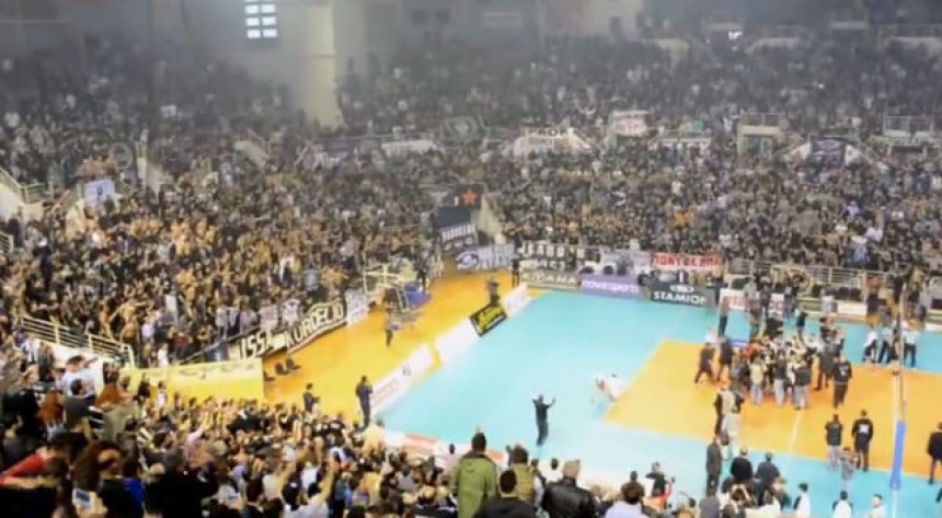 Видео: Ово Грчка не памти! Навијачи ПАОК-а на одбојци!
