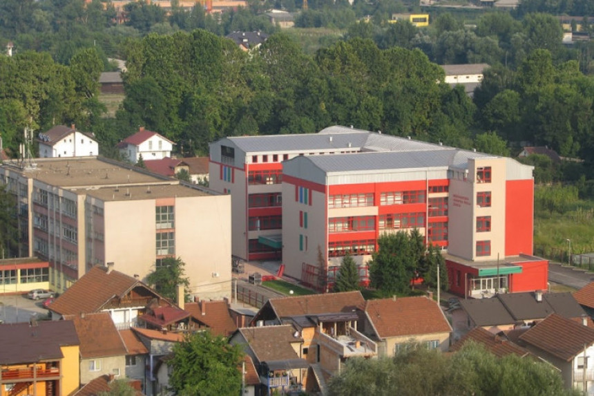 Srednjoškolka na času aktivirala peper sprej