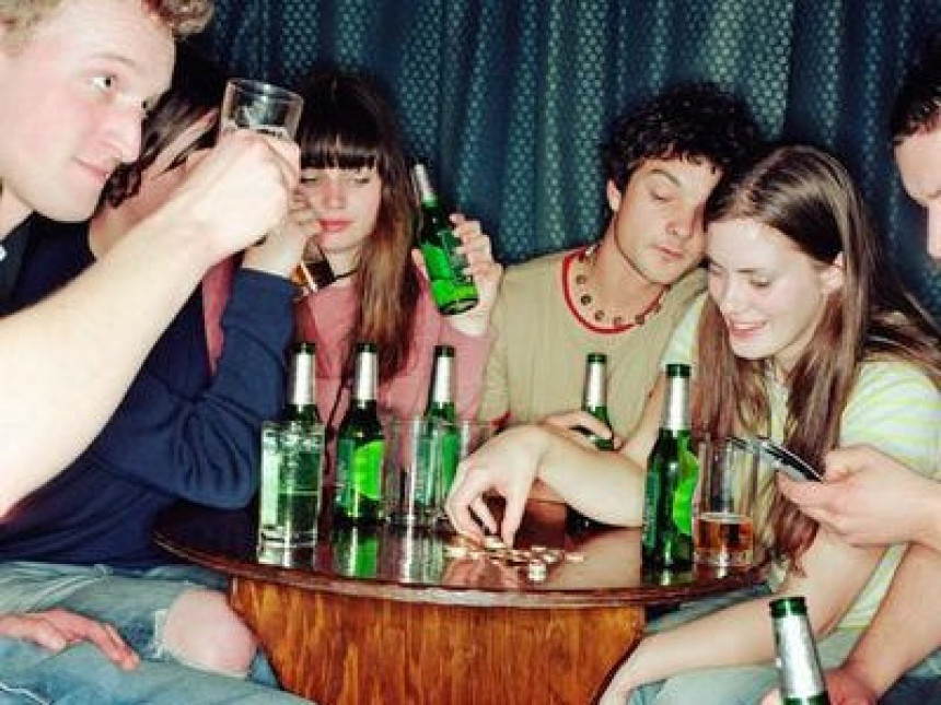 Učenici sve češće druguju sa čašicom