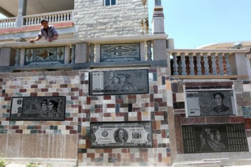 Украсио фасаду куће репликама новчаница