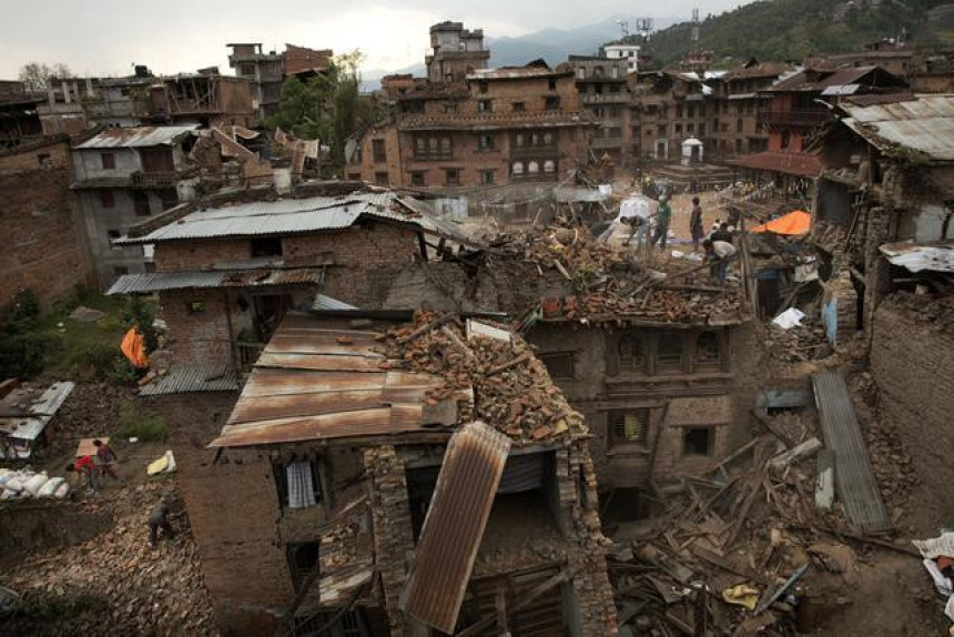Преживела пет дана под рушевинама у Непалу