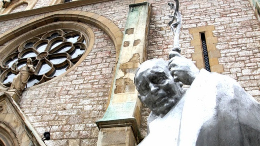 Оштећен споменик папи Ивану Павлу ИИ