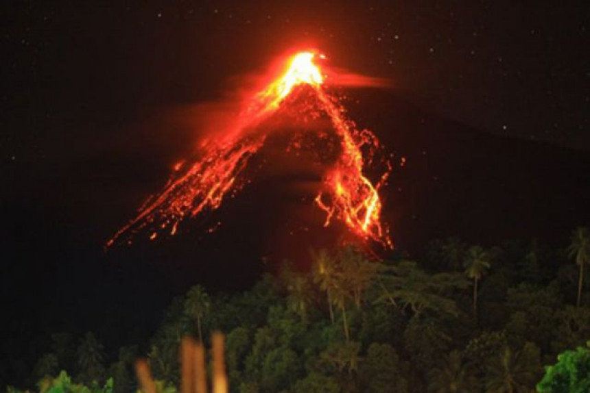 Евакуисано стотине људи због ерупције вулкана у Индонезији