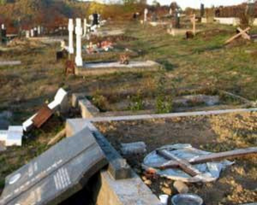 Oskrnavljeno srpsko groblje iznad Potočara