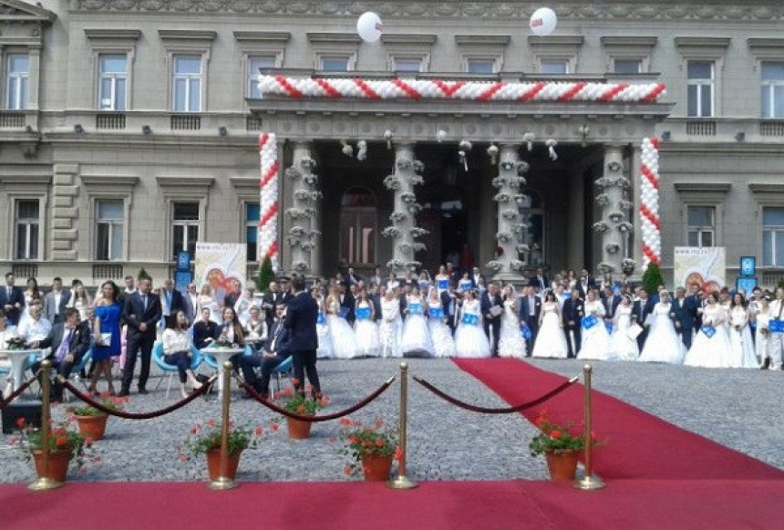 Sto parova izgovorilo sudbonosno "da"