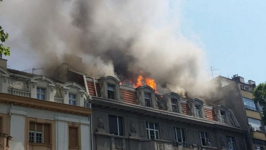 Požar u Beogradu, već tri sata gori zgrada