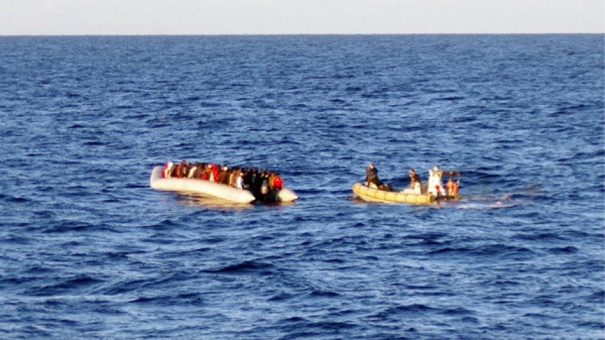 Француска морнарица спасила 297 миграната