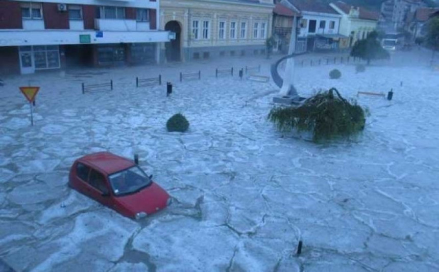 Grad u Golupcu razbijao prozore