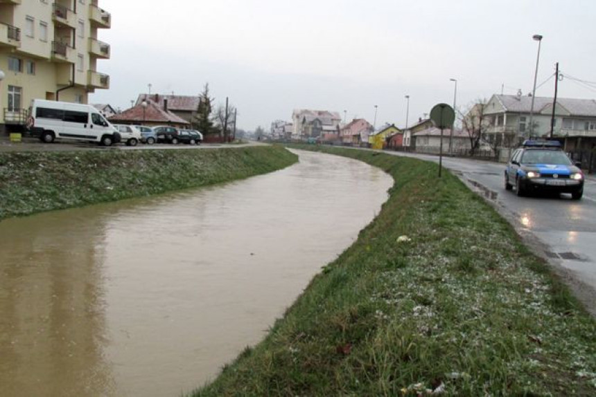 Bujični vodotoci puni, ali još u koritima