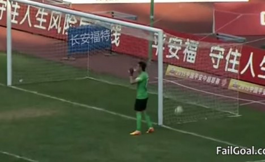Video: Klub kaznio golmana jer je primio gol dok je pio vodu!