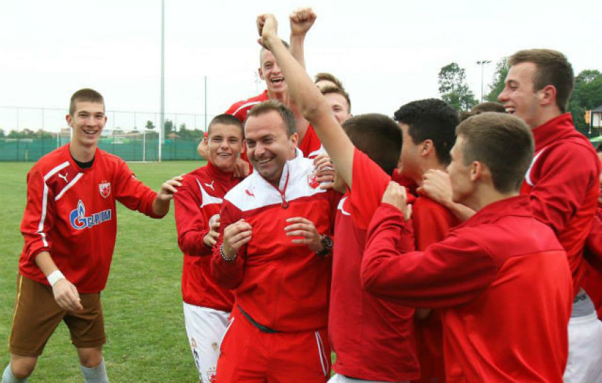 Zvezdu tužio i 16-godišnji golman! 