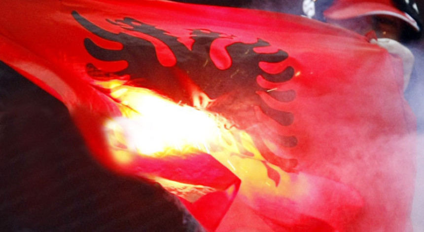 Фрка у Бару, запаљена албанска застава!