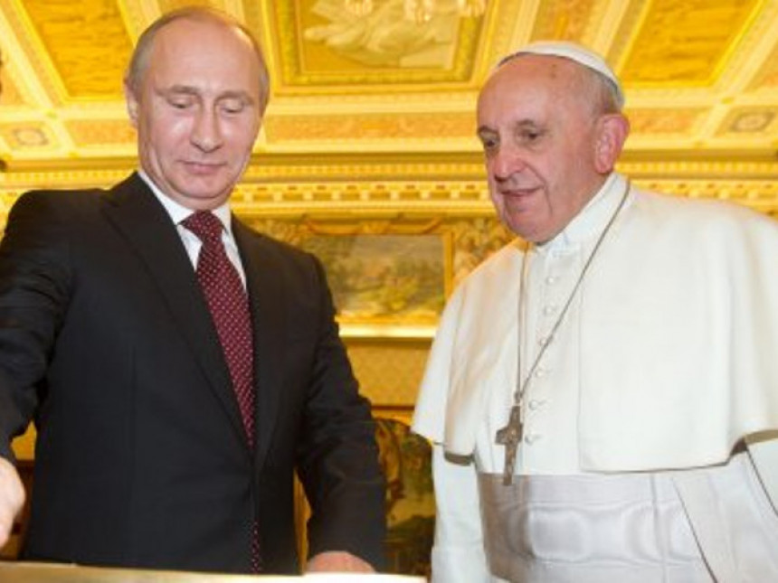 Putin i papa Franja razmijenili poklone