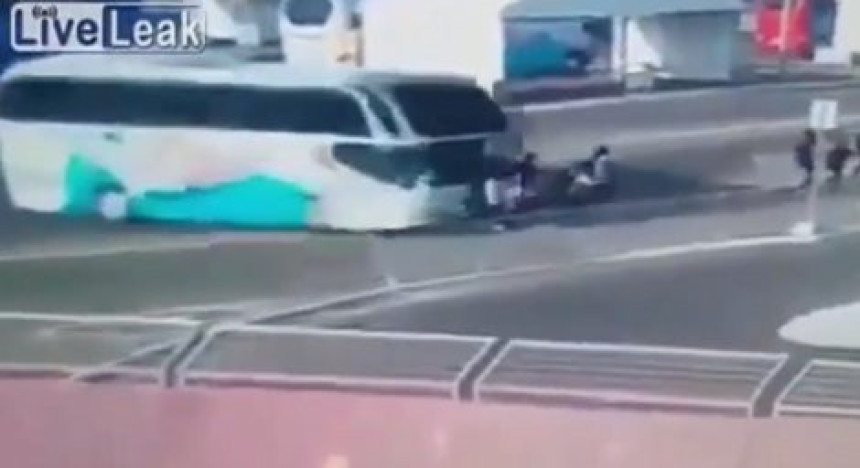 Видео: Ужас! Суманути возач аутобуса прегазио три пливачице у Бакуу!
