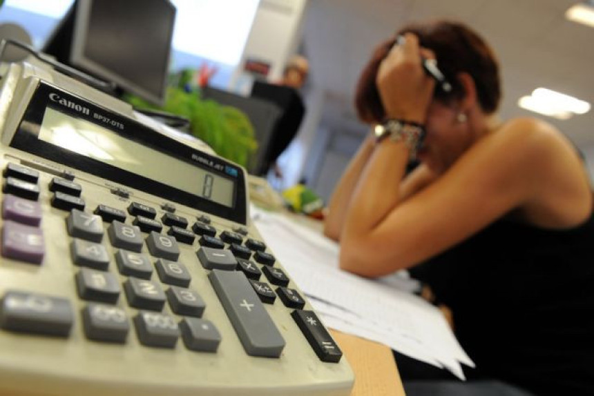 Nameti privredi drže administraciju