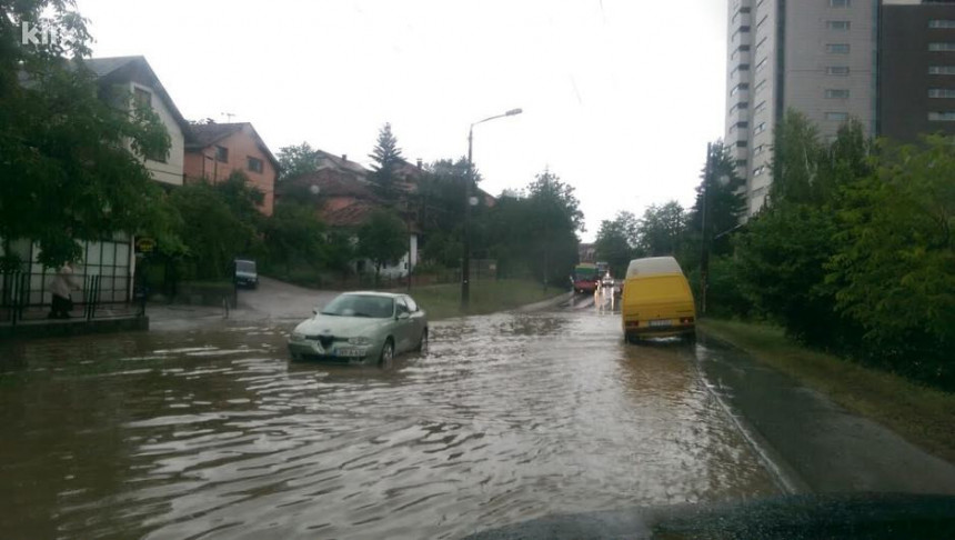 Поплављене улице у Сарајеву за 10 минута