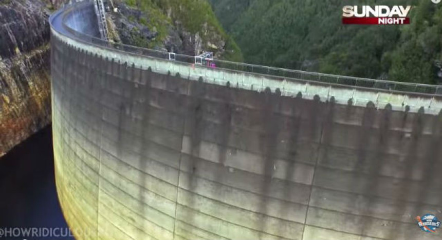 Video: Svjetski rekord! Postignut koš sa razdaljine od čak 126,5 metara!