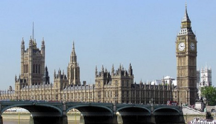 Скроз оронула зграда британског парламента