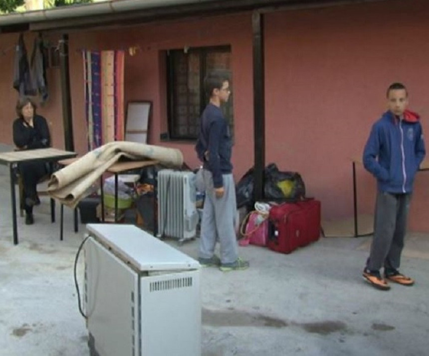 Српска породица избачена из куће