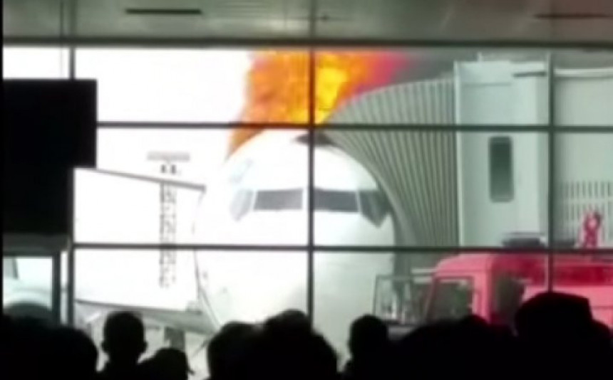 Avion se zapalio pred ukrcavanje putnika