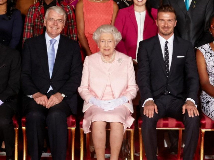 Bekamova fotografija sa kraljicom nasmijala je mnoge