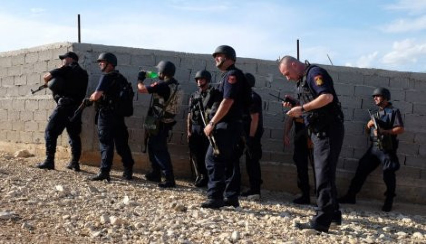 Policija opkolila albanski grad droge