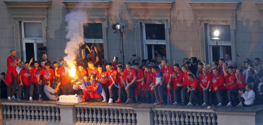 Savo i Mrkela su MORALI na balkon!