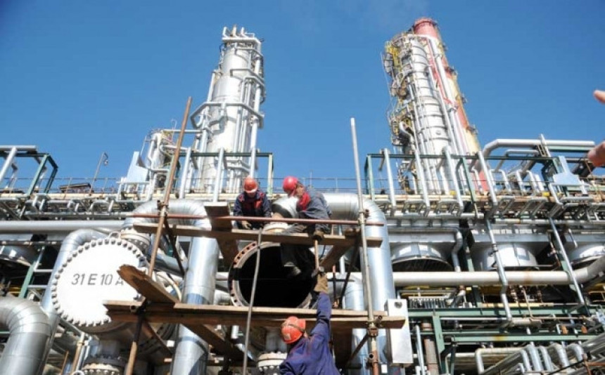 Два радника пала са скеле у Рафинерији нафте