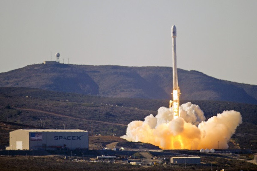 НАСА: Уништена ракета "Фалкон 9"