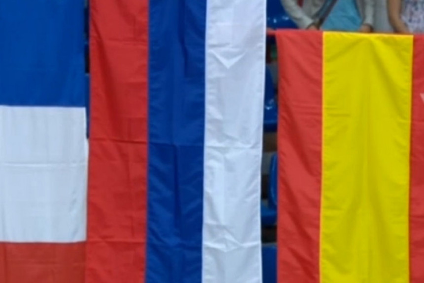 Skandal u Budimpešti, zastava Srbije bez grba